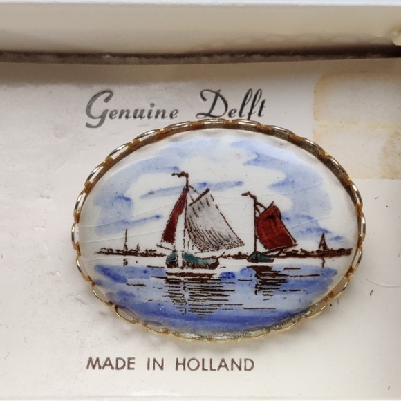 Vintage Delft Sailing Ships pin in original box, porcelain, gold loop trim 1.25” - Picture 3 of 7